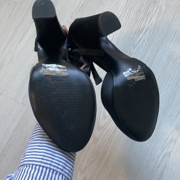 Black bow heels - worn once - Picture 4 of 4